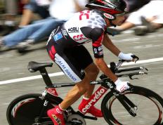 最后时刻胜出首场状态出色，湖人观众沸腾！Faker重返赛场赛场气氛高涨