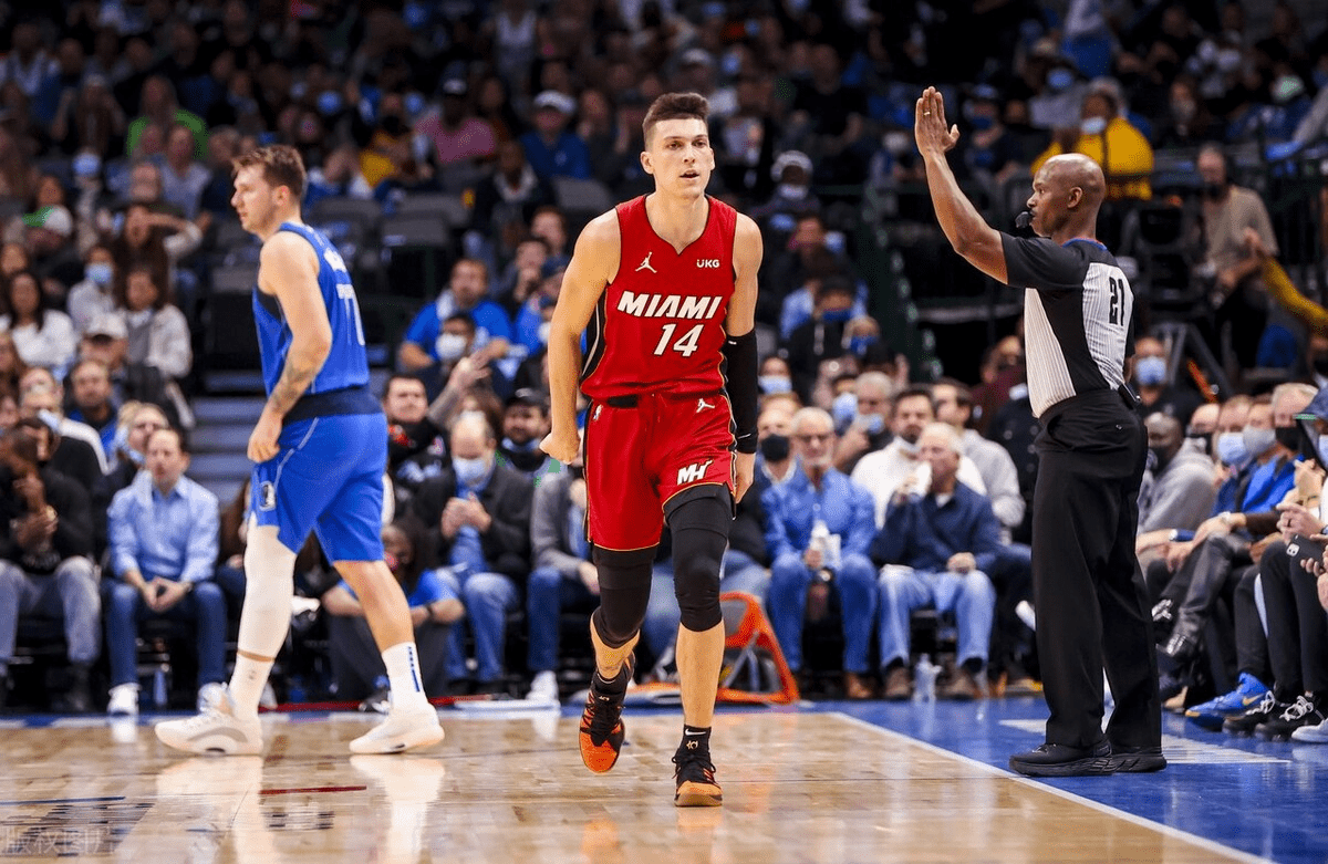 包含斯瓦泰克复出首秀出彩,北京首钢主场大胜达拉斯独行侠,豪取5连胜的词条